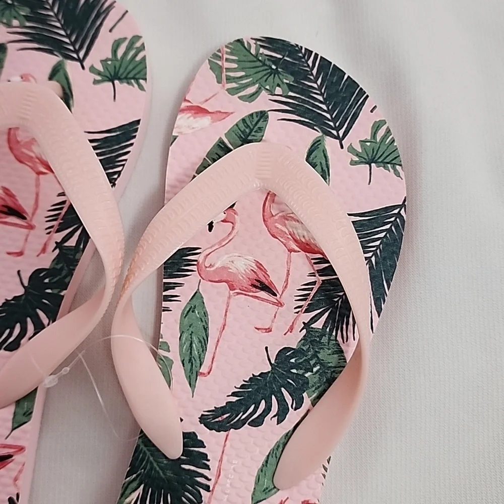 Old Navy Flip flops Size: 3-4